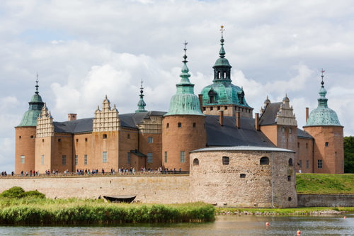 Kalmar slott med turister på vallarna