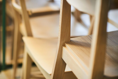 Trästolar i närbild