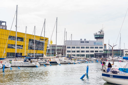 Gästhamnen i Kalmar och Linnéuniversitetets byggnader.